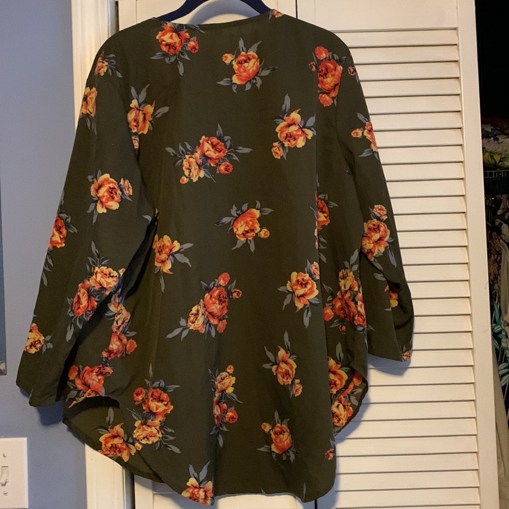 Live 4 Truth. Army Green Top with Flowers - Picture 6 of 9